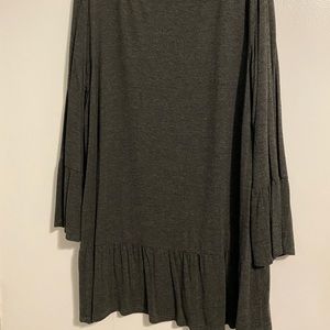 Emerald charcoal gray top with long bell sleeves… ruffled bottom… 1X